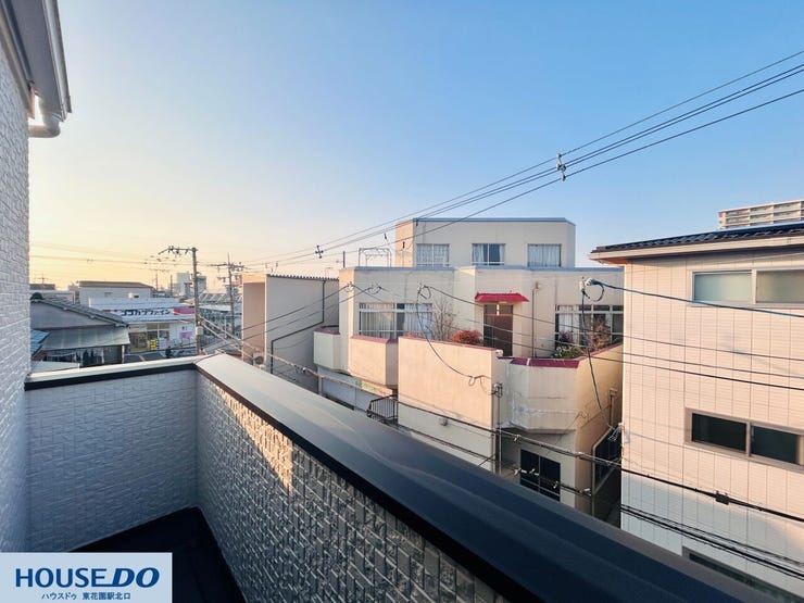 視界が開けた見晴らしの良い景観が魅力です。近隣には商業施設も点在しており、生活の利便性を保ちながらも、圧迫感のない開放的な住環境でゆったりと過ごすことができます。