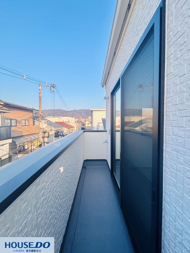 バルコニーには水栓が設置されており、プランターの水やりや掃除の際に便利です。手すり壁が適度な高さを保っているため、外からの視線を遮りつつ、開放的な空の広がりを楽しむことができます。