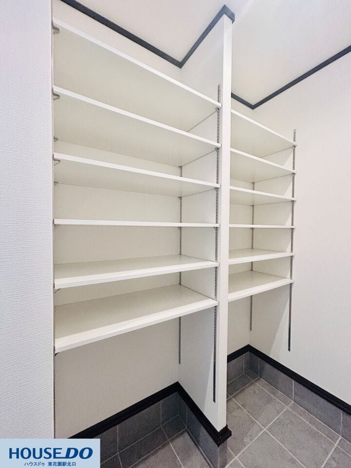 玄関横には、棚の高さをお好みに合わせて調節できる大容量のシューズインクローゼットを完備。靴だけでなく、外で使用する道具などもまとめて整理でき、玄関周りを常に清潔に保つことができます。