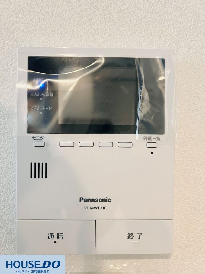 来客の姿を室内から確認できるカラーモニター付きインターホン。防犯面の配慮はもちろん、録画機能によって留守中の訪問者も後からチェック可能です。顔が見える安心感が、日々の平穏な暮らしを支えます。