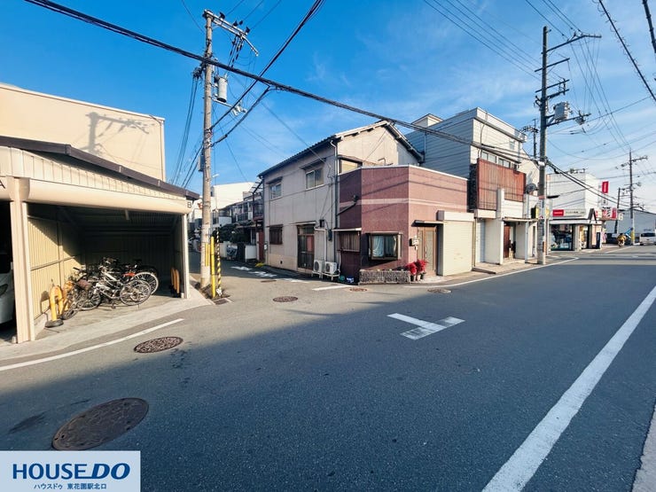 物件周辺は視界が開けた平坦な道路が続いています。交差点付近もゆとりがあり、車や自転車での出入りがスムーズです。周辺には落ち着いた住宅街が広がり、穏やかな環境の中で毎日を過ごせます。