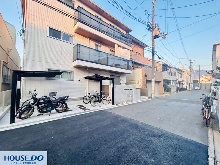 建物前面の道路は、圧迫感のない広さが確保されています。電柱や街灯が適切に配置されており、夕方の帰宅時も安心感があります。交通量が落ち着いているため、窓を開けても静かに過ごしやすい環境です。