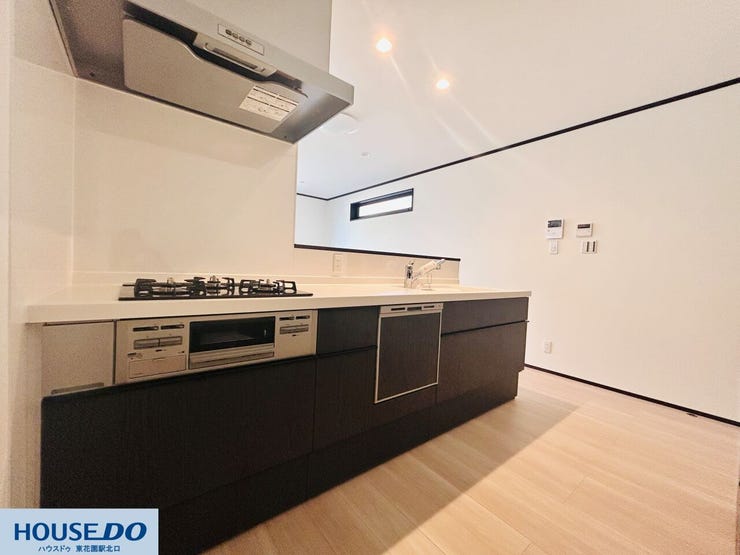 下ごしらえから片付けまでスムーズに進む、ワイドな調理スペースが特徴です。食器洗い乾燥機が完備されているため、食後の時間をゆったりと過ごせます。対面式でリビングの様子を見守りながら料理が楽しめます。