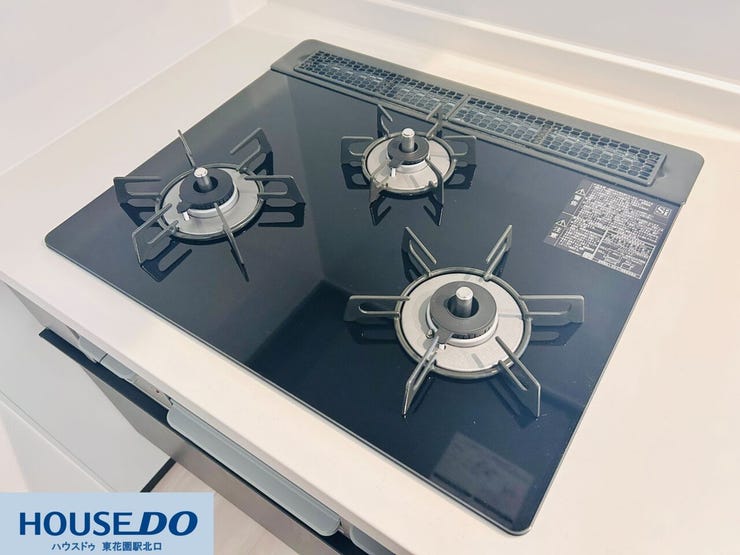一度に複数の料理を並行して作れる3口コンロ。ガラストップはお手入れがしやすく、吹きこぼれてもサッと拭くだけで綺麗になります。効率よく調理ができるため、忙しい朝や品数を増やしたい日の強い味方です。
