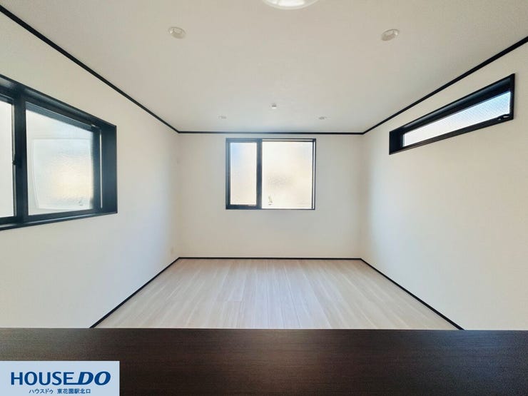 キッチンで作業をしながら、明るく広々としたリビング全体を見渡せます。顔を上げた瞬間に窓からの光が目に入り、開放的な気分で家事に取り組める設計。リビングで過ごす方との一体感も大切にされています。