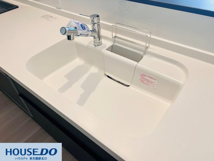 お掃除がしやすい継ぎ目のない一体型シンク。浄水器内蔵のシャワー水栓により、美味しいお水を料理にすぐ使えます。ワイドな設計で大きな鍋も洗いやすく、日々の後片付けもストレスなくスムーズに進みます。