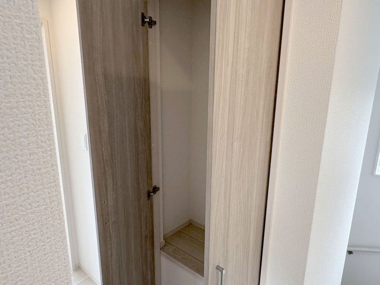 2階廊下収納は掃除道具など片付けられます♪