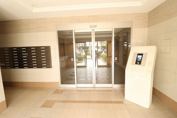 【正面玄関入口】