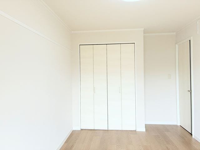 開口部の広い折れ戸式クローゼット