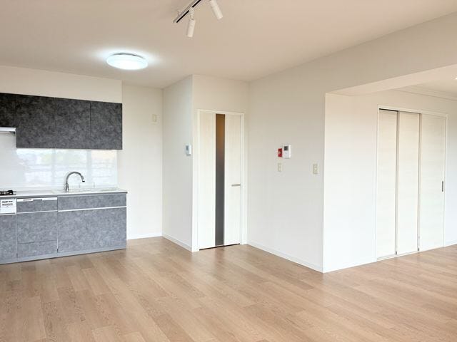 重厚感あるヴィンテージレジデンスの扉を開けると、そこには洗練されたモダンな空間が広がっています