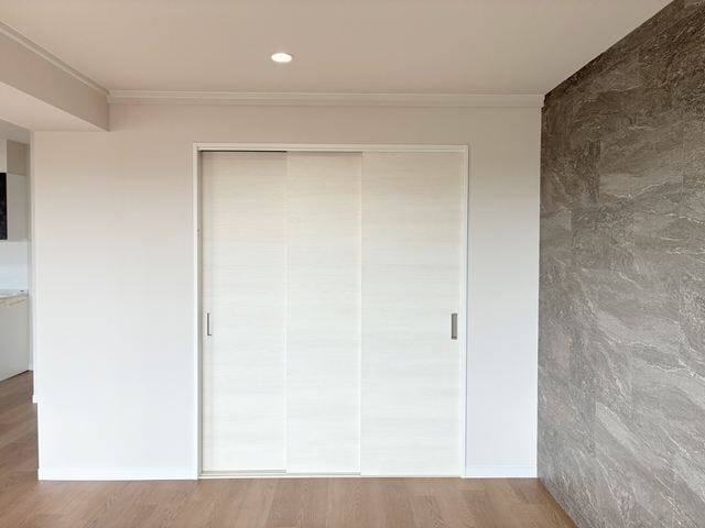 お部屋を広々美しく保つ、壁面一体型の大型クローゼット