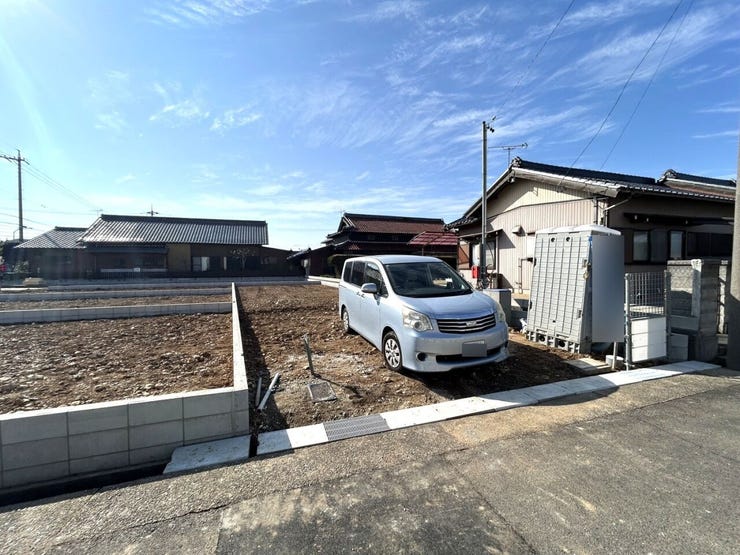 ◇外観写真◇
出来上がるお家は、18帖のLDKとなっています。家族が集まって食事をしたり、くつろいだりするのに十分な広さです。1階に和室があるのでお子様を遊ばせたり等、あると助かりますね♪