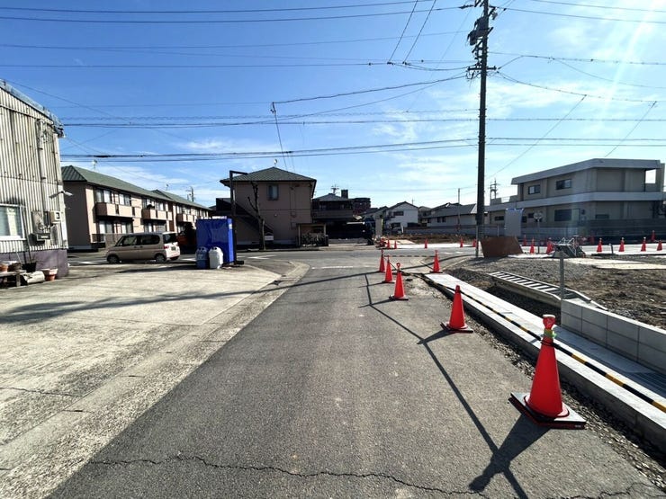 ◇前面道路◇
過ごす時間と共に刻々と表情を変えていく住まい、季節によってさまざまな表情を見せてくれるわが家は、時を重ね思いを紡ぐ場所です。ご家族の一家団欒を心ゆくまでお楽しみください。