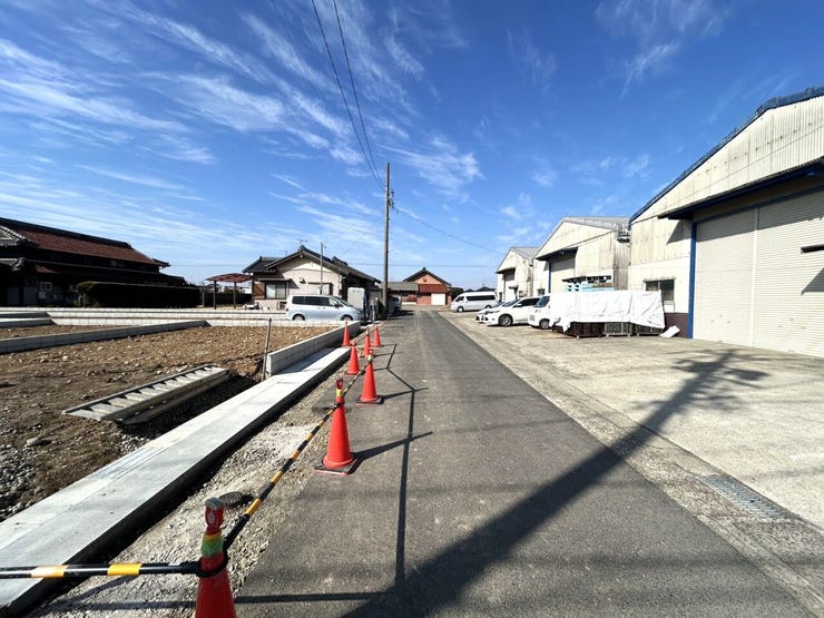 ◇前面道路◇
道路幅はゆとりある約6.0m。車2台が安心してすれ違うことのできる幅です。事故率や歩行者の安全性、騒音などを考えると程よい幅なのではないでしょうか。