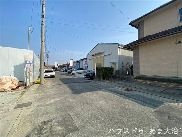 幅員約6.5mの前面道路です。道路幅にゆとりがあるので、車種を選びません。大きめの車を乗りたい方にもオススメです。