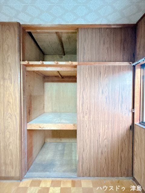 2階6帖洋室収納。