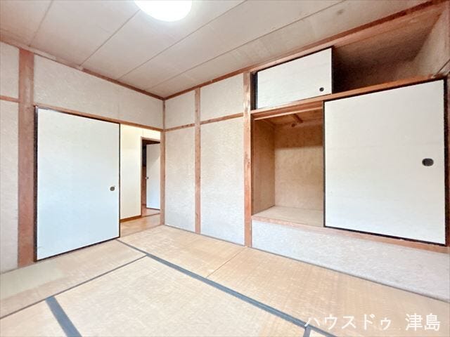 2階6帖和室収納。