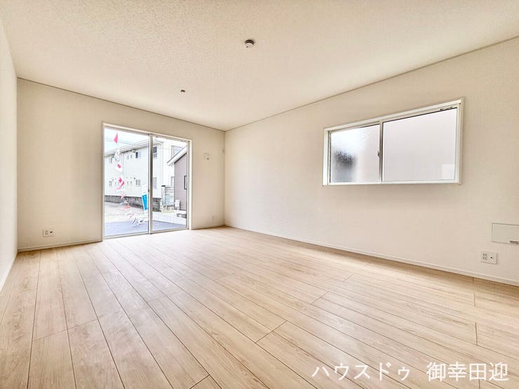 ■安らぎと笑顔の中心地■陽光が優しく降り注ぎ、会話が自然と弾む。ここでは、毎日が特別な時間へと変わります。