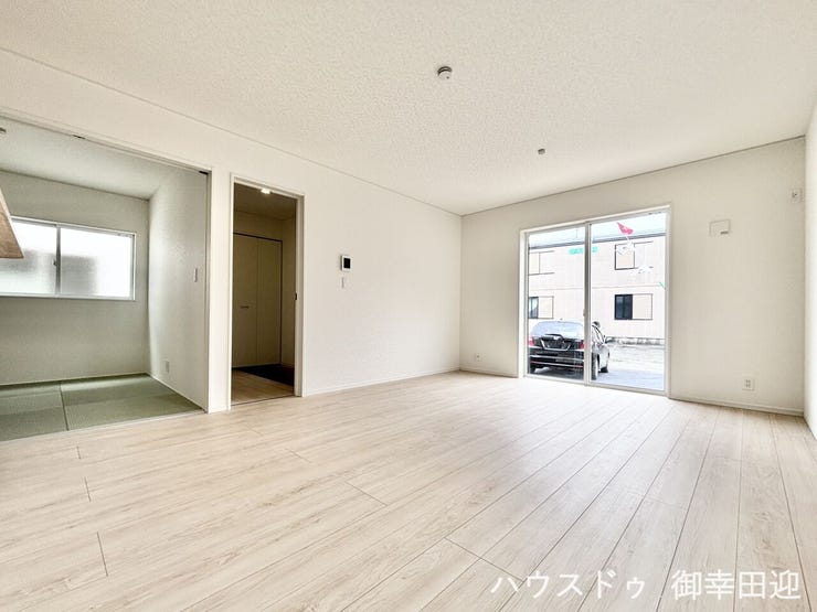 ■安らぎと笑顔の中心地■陽光が優しく降り注ぎ、会話が自然と弾む。ここでは、毎日が特別な時間へと変わります。