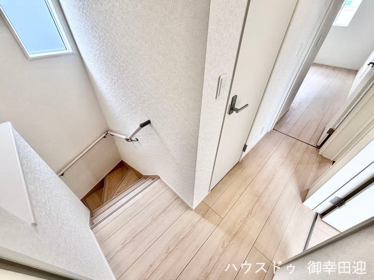 ■暮らしを繋ぐ、明るい動線■採光窓から光が差し込み、足元を優しく照らす。安全で快適な、家族の生活を支える縦の繋がりです。