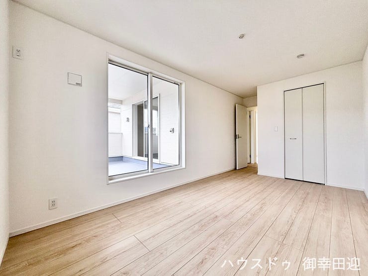 ■2階8帖洋室■心からリラックスできる静けさ、上質な眠りで、毎日をリセットします。明日への活力を養う空間です。