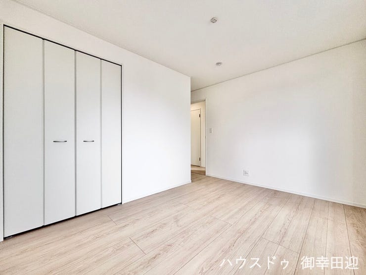 ■2階6.5帖洋室■寝室、書斎、趣味の部屋。家族の成長やライフスタイルに合わせ、様々な使い方ができる快適な空間です。