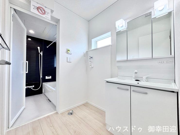 ■清々しいリフレッシュ空間■自分を磨き、気持ちを切り替える。心地よい光が差し込むプライベートスペース。