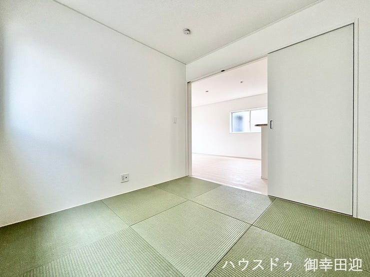 ■1階4.5帖和室■ゲストをもてなし、昼寝や家事にも使える、畳のぬくもりが心地よい多目的万能スペース。