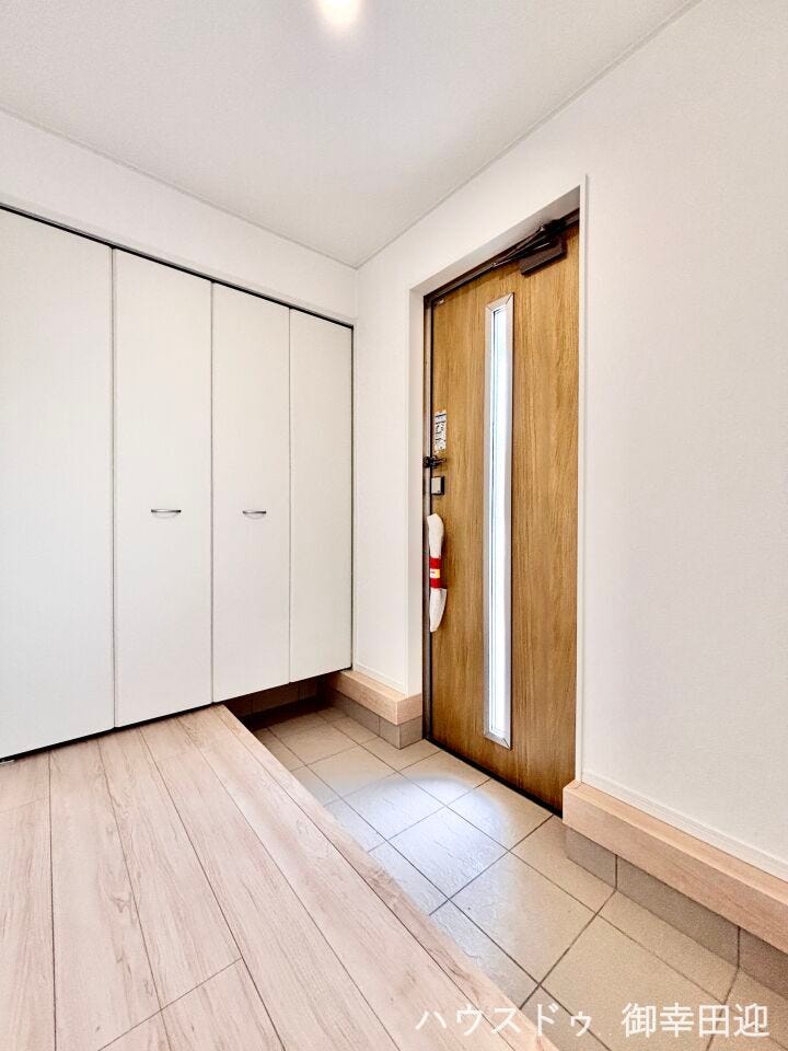 ■「ただいま」の安堵をくれる場所■訪れる人を迎え入れ、帰るたびにホッと一息つける、明るく機能的なエントランス。