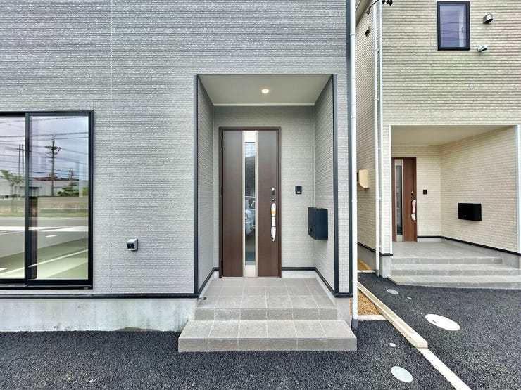 ◇エントランス◇
スリット窓の玄関ドアを採用しています。建物に馴染みやすく、シャープでモダンな印象を作り出しています。玄関周りはその家や家族を映し出す、家の顔。どこまでも明るく快適でありたいですね。