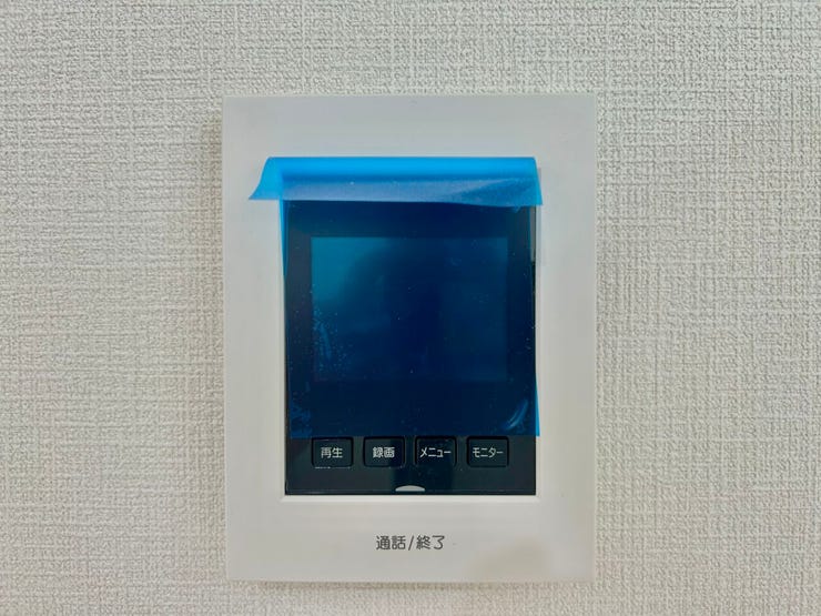 ◇TVモニター付インターホン◇
TVモニターで訪問者を確認してから会話することができますので、安心して対応していただけます。また、姿を見られたくない空き巣や不審者が嫌がるため防犯効果も高まります。
