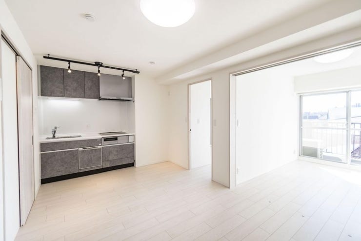 【リビング】
明るく開放的なLDKは隣接洋室と一体利用も可能。システムキッチン採用で、家族の会話が弾む快適な空間です。