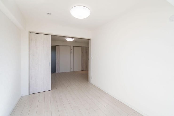 引き戸を開放すればLDKと一体利用でき、閉めれば独立した居室として使える、使い勝手の良い洋室です。