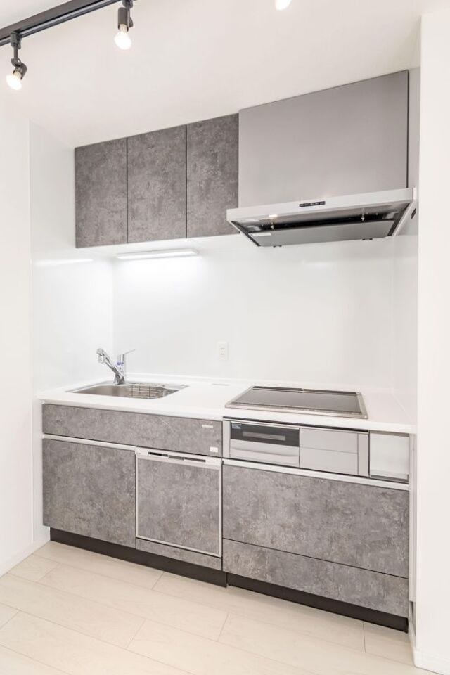 スタイリッシュなデザインのシステムキッチン。収納も豊富で、毎日の料理が快適に楽しめます。