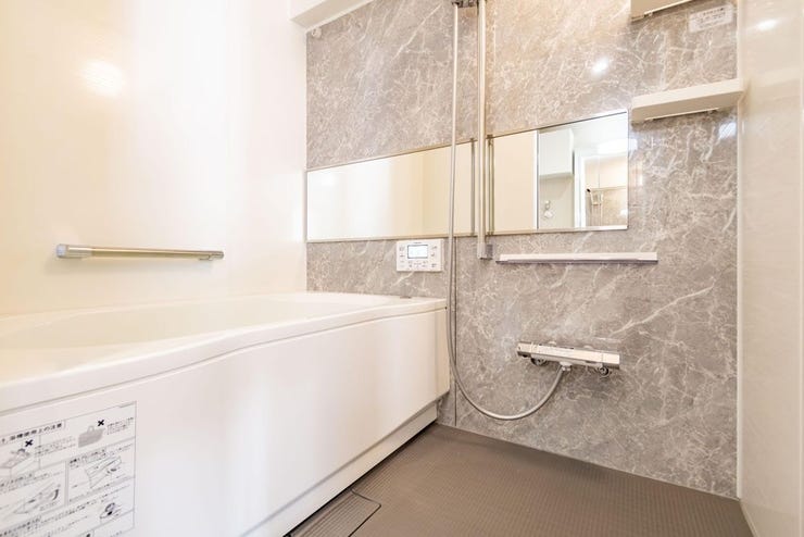 落ち着いたデザインの浴室は、一日の疲れをゆったり癒せる快適なバスルームです。