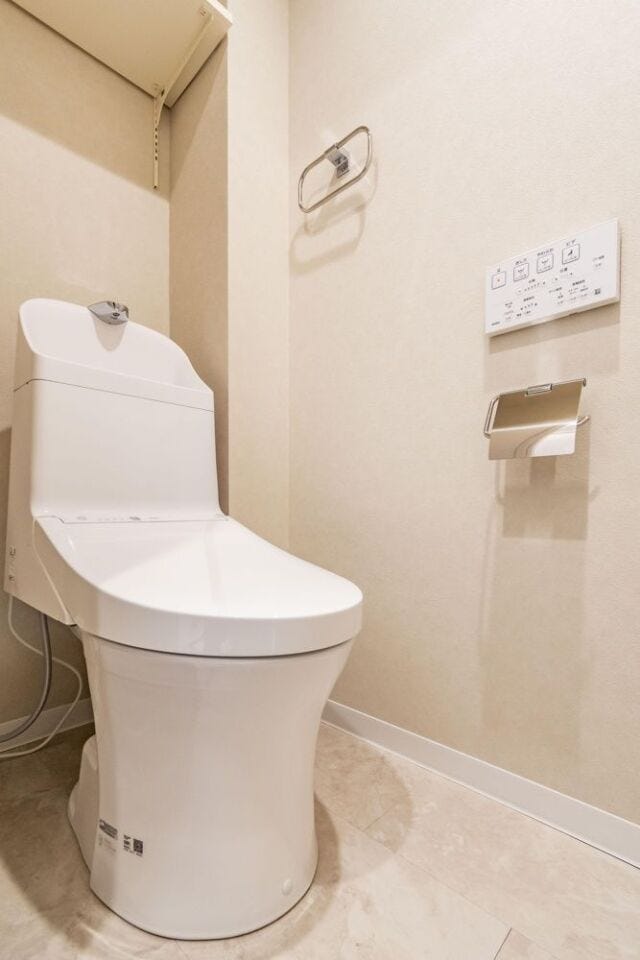 温水洗浄機能付きトイレを採用し、清潔感のある快適な空間に仕上がっています。