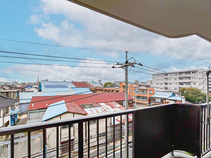 バルコニーから開放的な眺望が広がり、陽当たりと風通しも良好な心地よい空間です。