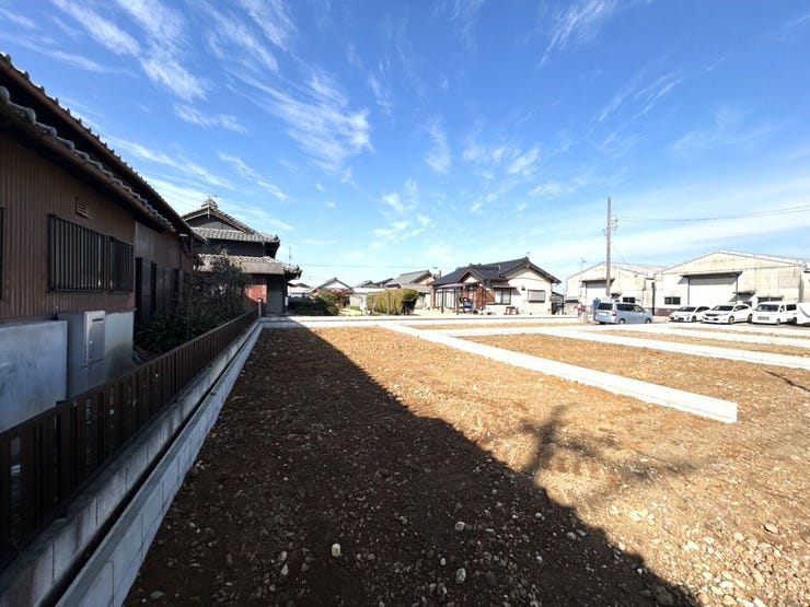 ◇外観写真◇
スーパーやドラッグストア、コンビニなど、毎日の生活に必要な施設が徒歩圏内に充実しています。周辺施設が充実しているかどうかも物件選びにおいては大切なポイントですね。