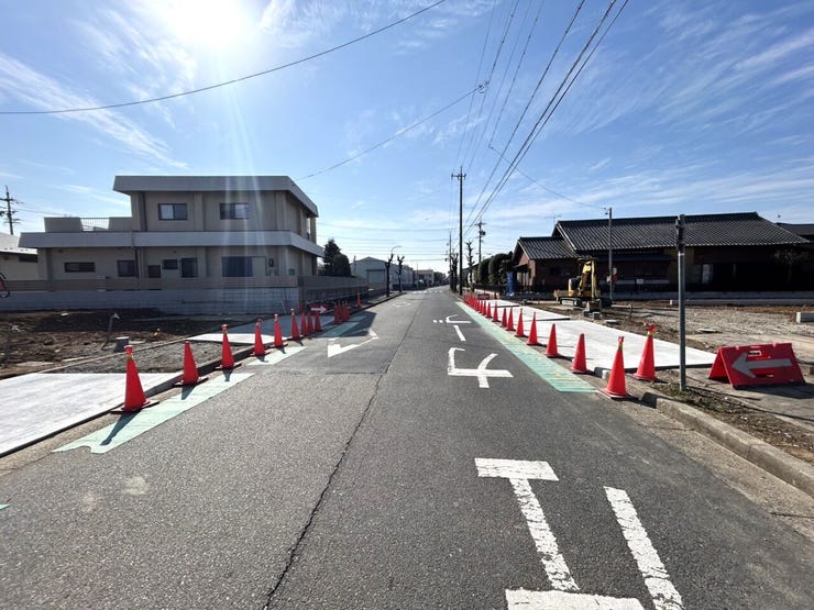◇前面道路◇
過ごす時間と共に刻々と表情を変えていく住まい、季節によってさまざまな表情を見せてくれるわが家は、時を重ね思いを紡ぐ場所です。ご家族の一家団欒を心ゆくまでお楽しみください。