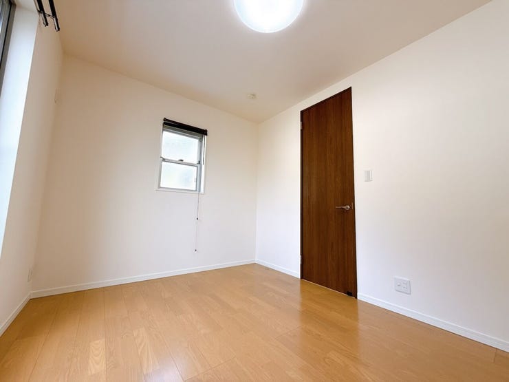 窓から日が差す明るいお部屋です。