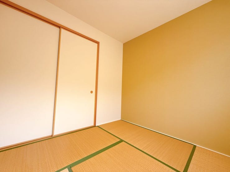 押入れがあり、布団などもたくさん収納できます◎