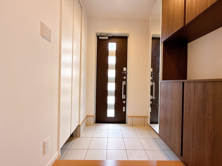 スリット窓付きドアで明るい玄関です。