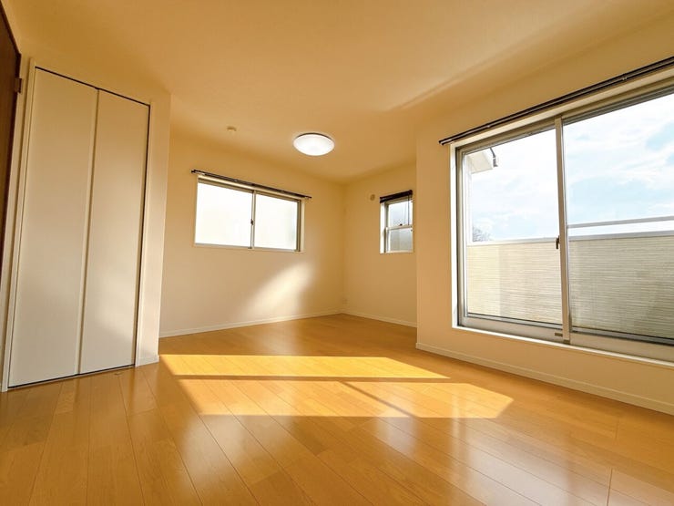 採光が多い明るい室内です◎