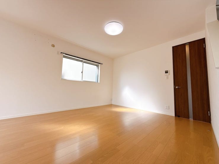 自然光が降り注ぎ明るく広々としたLDK◎