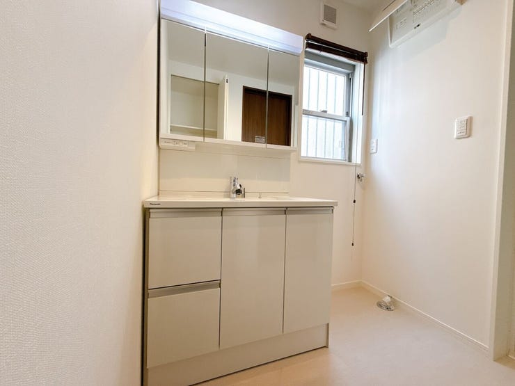 洗面所にも窓があり、明るい空間となっております。