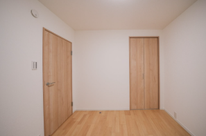 すっきりとした間取りで、さまざまな使い方が広がる多目的な部屋。