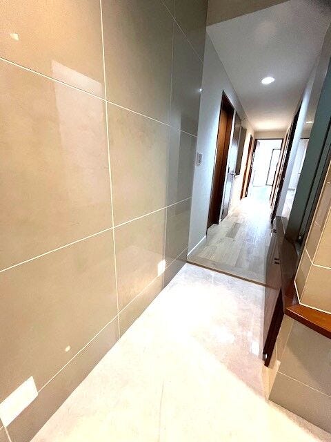 廊下に入る際には足元灯が光る安全でお洒落な雰囲気を感じさせる空間になっております♪