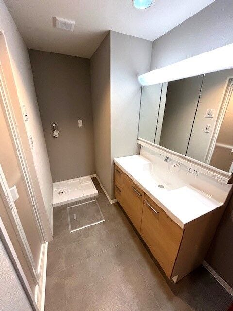 清潔感溢れる洗面スペース!アクセントクロスとのコントラストがお洒落な雰囲気を演出します♪