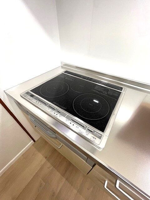 コンロはIHクッキングヒーターを採用しております。
火を使わない安心と、コンロに凹凸がないため拭き掃除もラクラクです♪