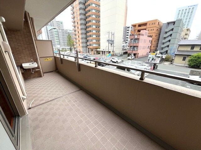 中心街の街並みが見えるバルコニー